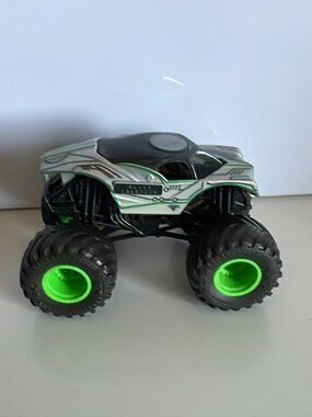 *♪ Monster Jam Truck Hot Wheels - Alien Invasion - Scale 1:64 *♪